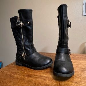 Link Black. Uckle-Zipper Quilted Boots